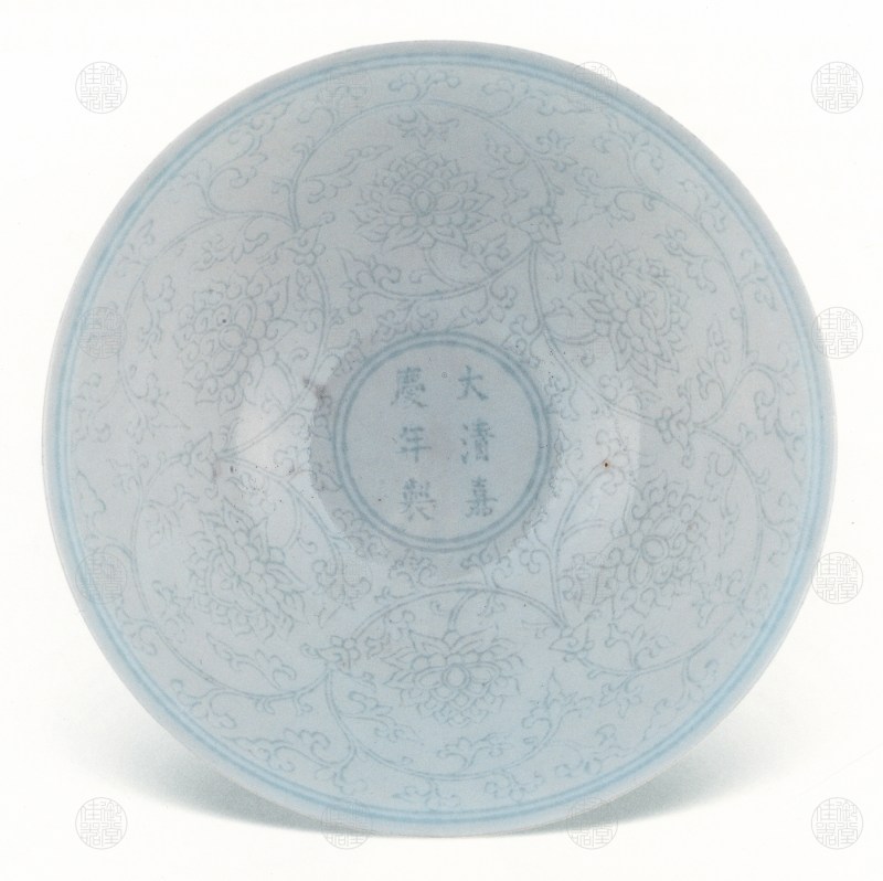 清嘉庆 仿影青釉暗刻缠枝莲纹高足碗