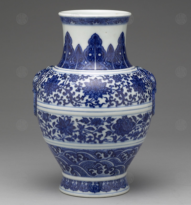 清乾隆 青花缠枝莲纹小铺首尊