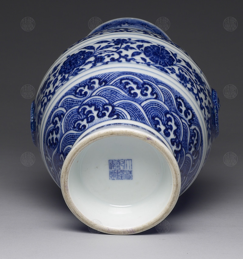 清乾隆 青花缠枝莲纹小铺首尊 - 图3