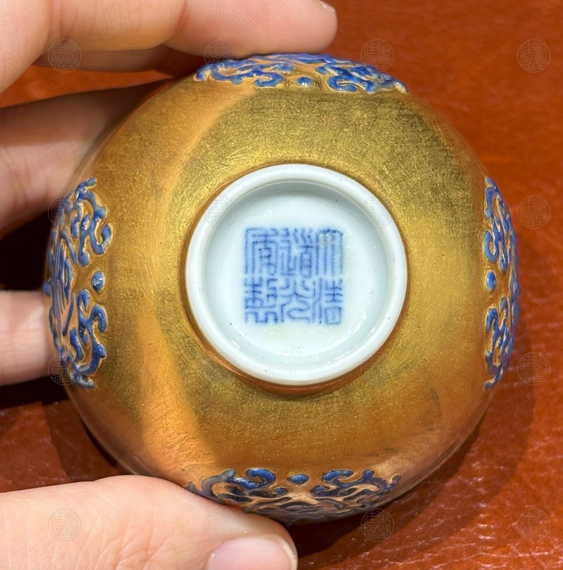 清道光 金地蓝彩团寿纹杯 - 图2
