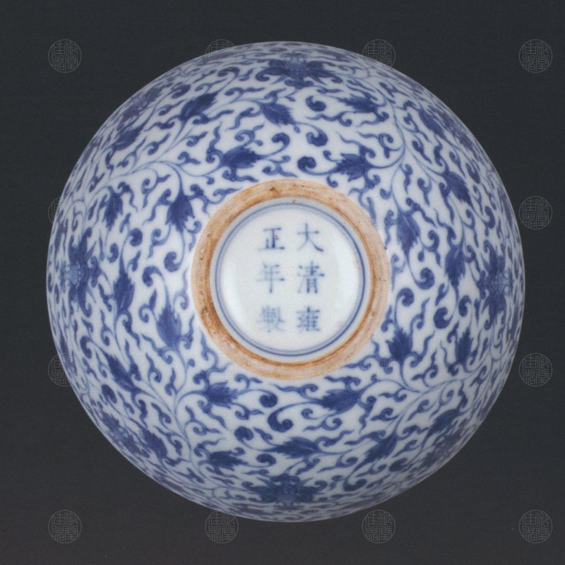 青花缠枝宝莲纹卧足碗