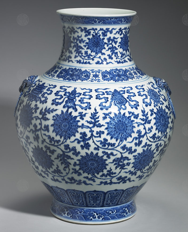 青花缠枝莲托八宝纹铺首尊