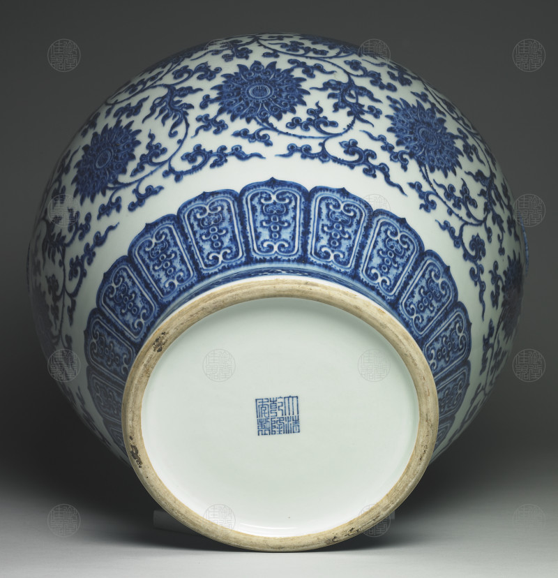 清乾隆 青花缠枝莲托八宝纹铺首尊 - 图2
