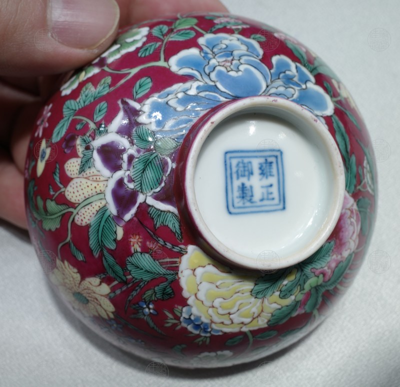 清雍正 胭脂红地五彩九秋图小碗 - 图2