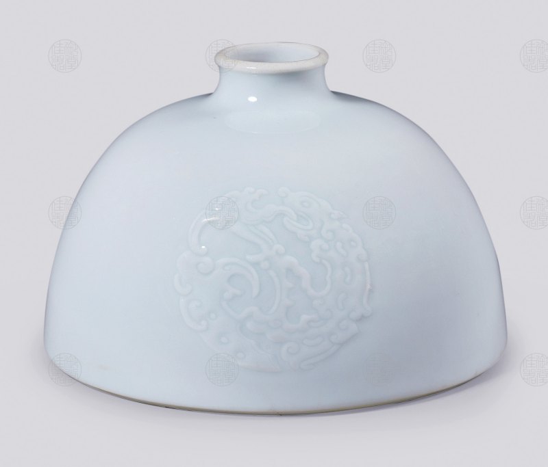 清康熙 白釉模印团龙纹太白尊