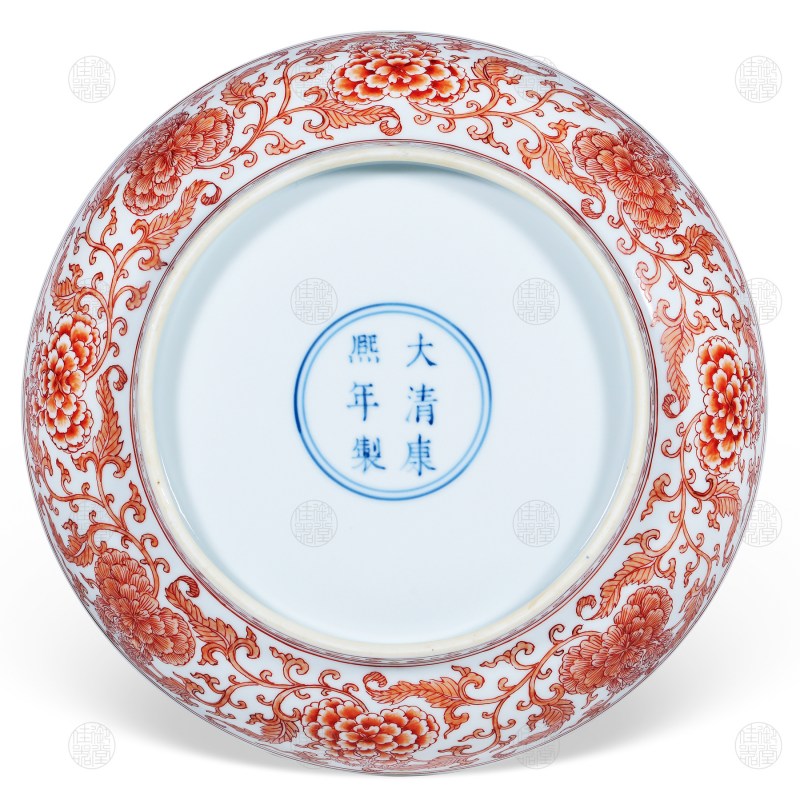 清康熙 矾红双犄牡丹纹盘 - 图2