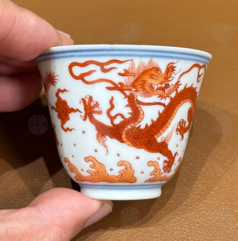 清乾隆 矾红龙纹酒盅 - 图2