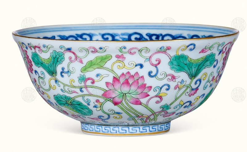 内青花外粉彩荷花纹碗