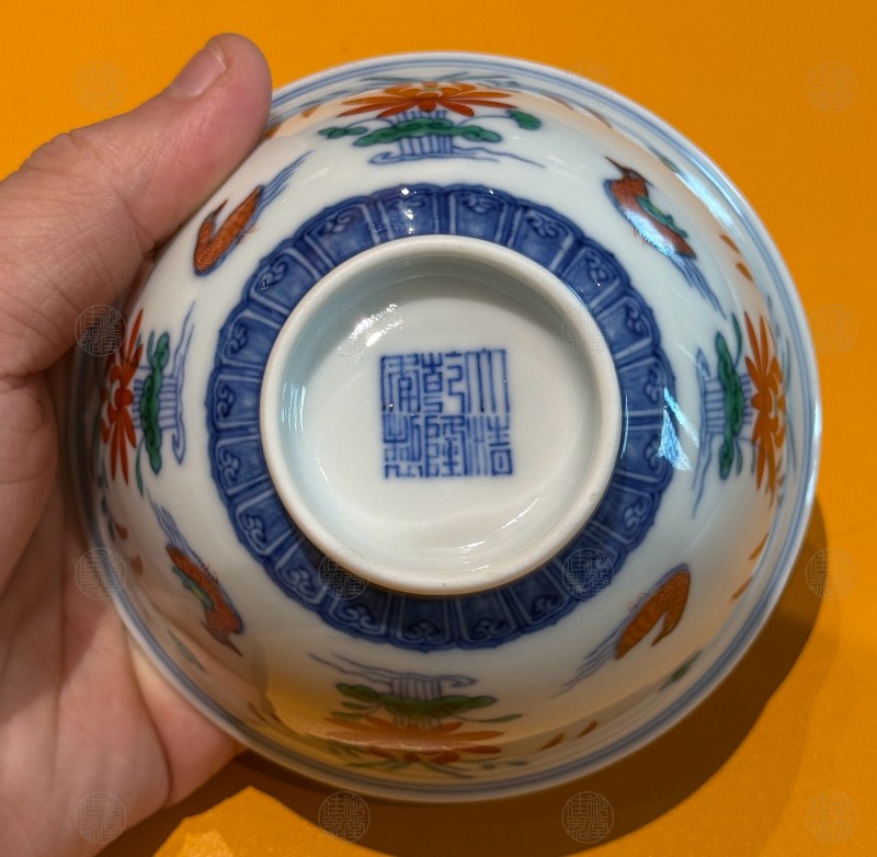 清乾隆 斗彩莲池鸳鸯纹茶碗 - 图2