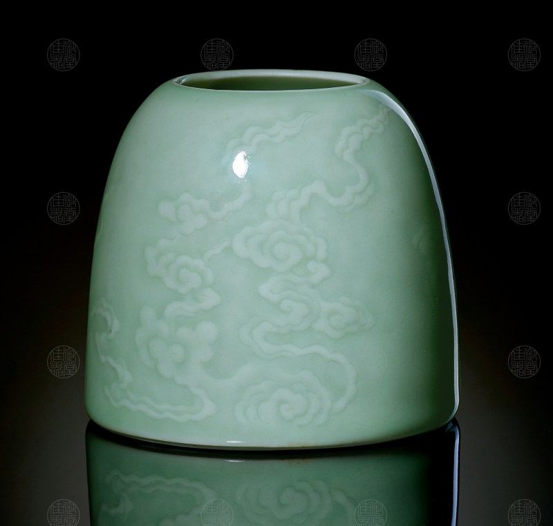 青釉暗刻云纹马蹄水盂