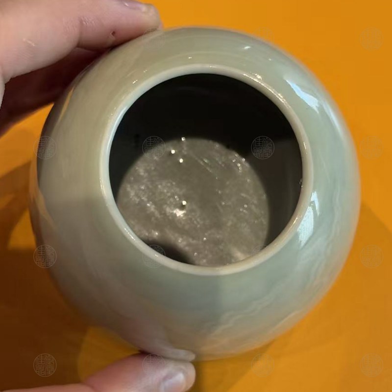 清康熙 青釉暗刻云纹马蹄水盂 - 图3