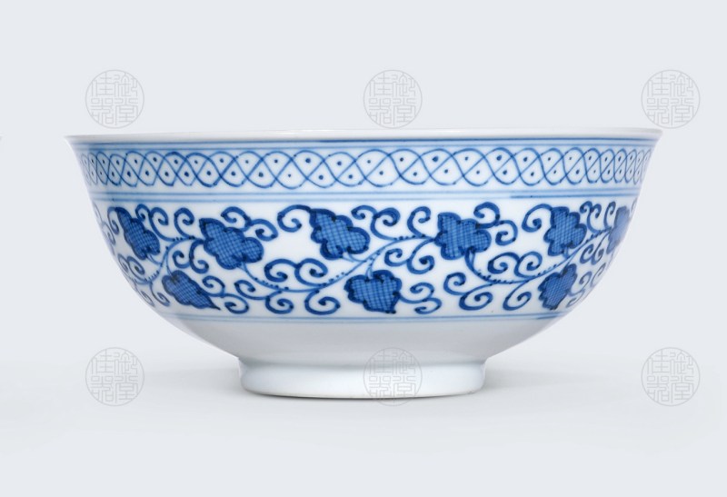 青花苜蓿莲池纹碗