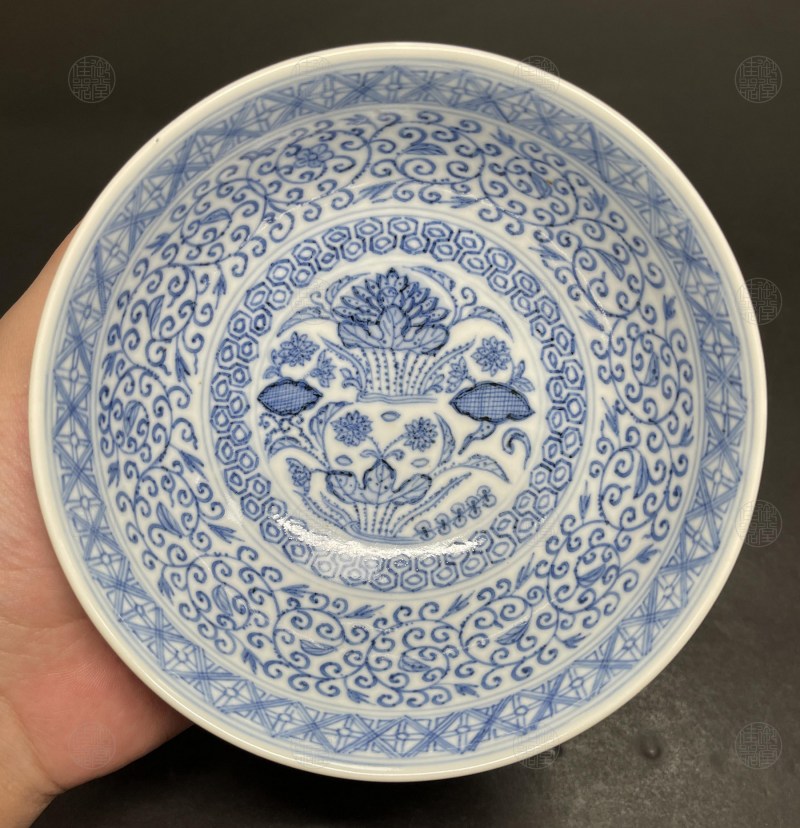 清道光 青花苜蓿莲池纹碗 - 图2