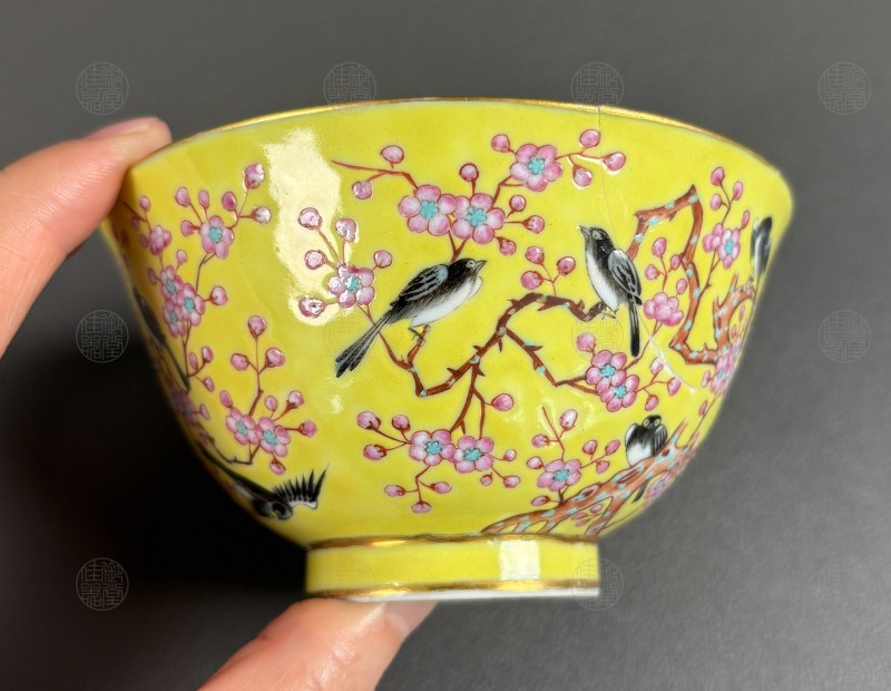清同治 黄地粉彩喜鹊登梅纹茶碗 - 图2