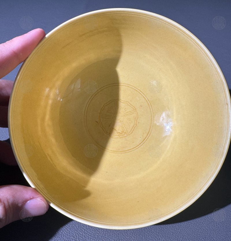 清康熙 里外娇黄釉暗刻皮球花纹碗 - 图2