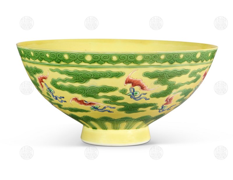 娇黄地五彩福禄万代纹鸡心中碗