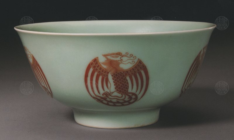 清嘉庆 青釉矾红团凤纹中碗