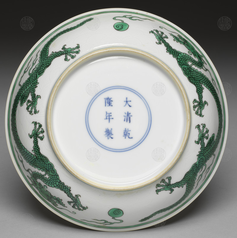 清乾隆 暗刻海水绿龙盘 - 图2