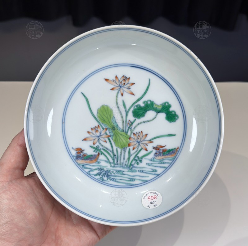 斗彩莲池鸳鸯纹卧足盘