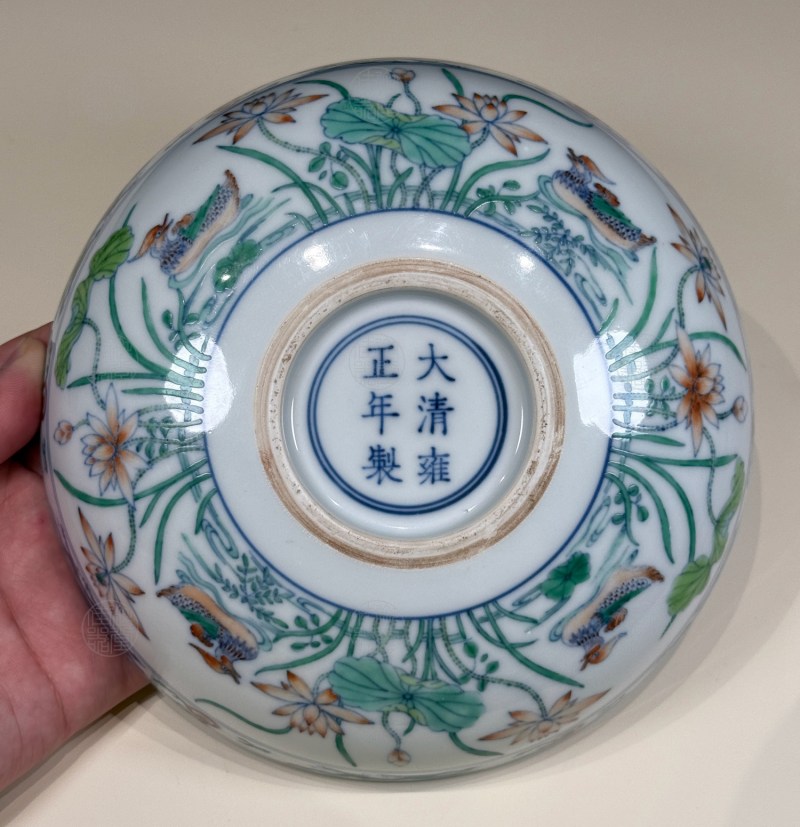清雍正 斗彩莲池鸳鸯纹卧足盘 - 图3