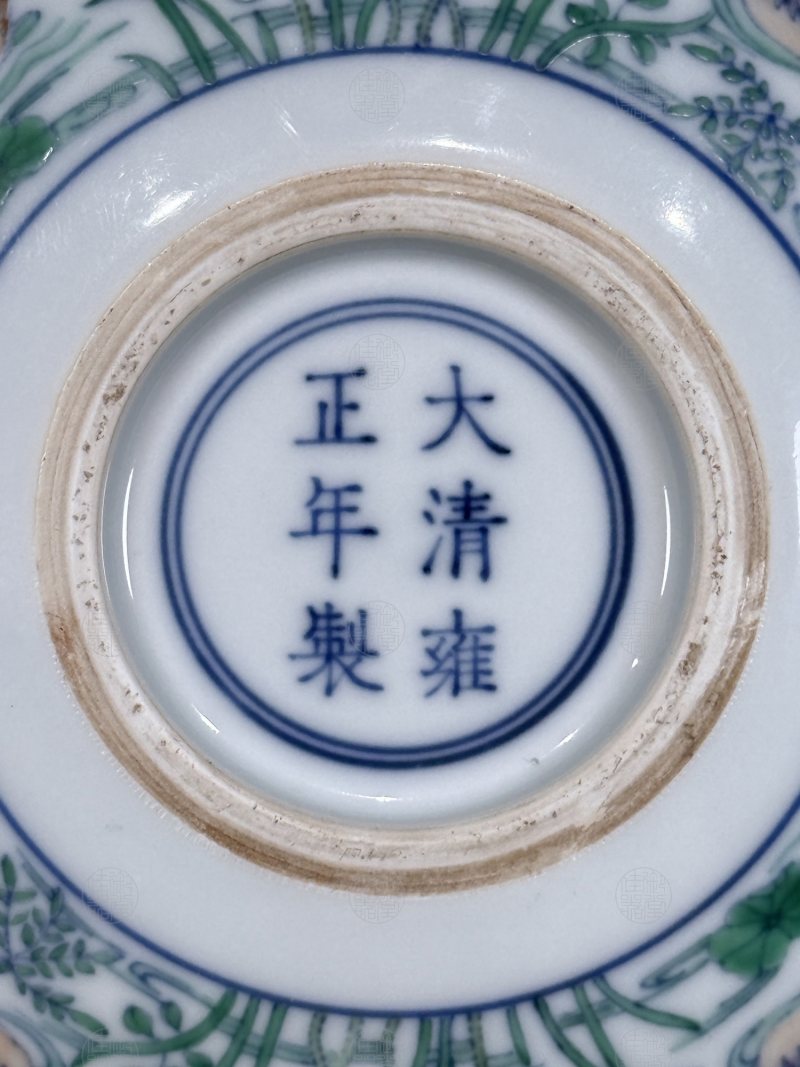 清雍正 斗彩莲池鸳鸯纹卧足盘 - 图4