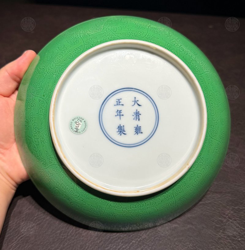 清雍正 瓜皮绿釉暗刻八宝纹七寸盘 - 图2