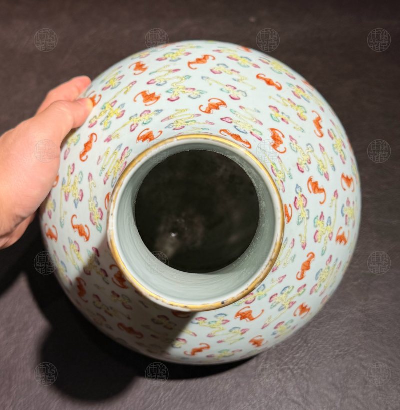 清光绪 粉彩云蝠纹荸荠瓶 - 图3