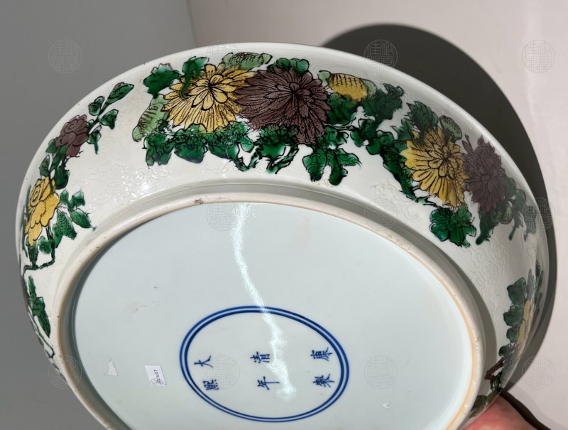 清康熙 素三彩洞石花卉纹大盘 - 图3