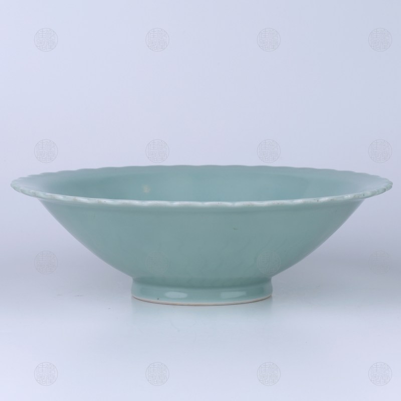 清雍正 青釉暗刻水波纹折沿花口碗