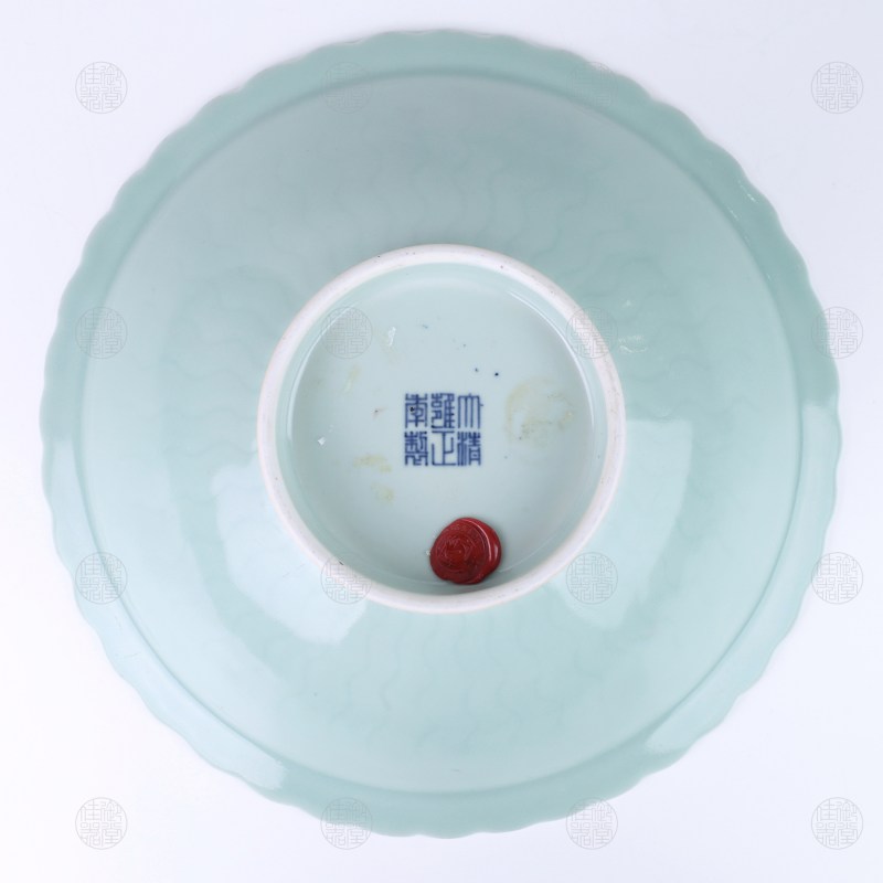 清雍正 青釉暗刻水波纹折沿花口碗 - 图3