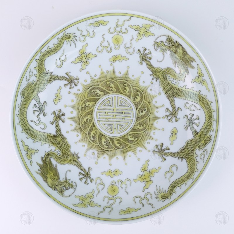 黄彩双龙捧寿纹盘